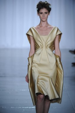 zac posen defilede model yürür