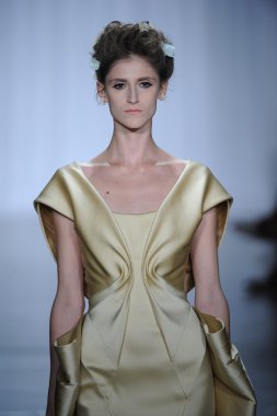 zac posen defilede model yürür