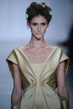 zac posen defilede model yürür