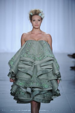 zac posen defilede model yürür