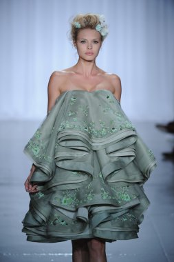 zac posen defilede model yürür