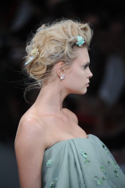 zac posen defilede model yürür