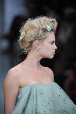 zac posen defilede model yürür