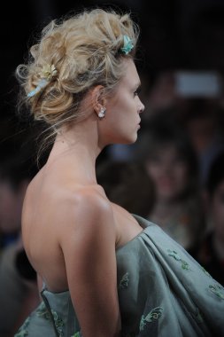 zac posen defilede model yürür