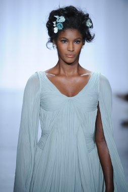 zac posen defilede model yürür