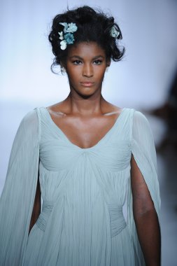 zac posen defilede model yürür