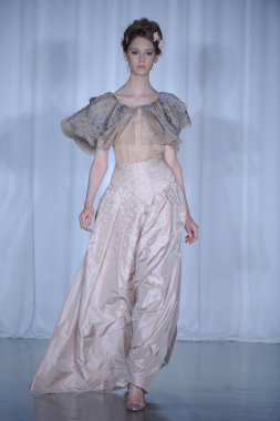 zac posen defilede model yürür