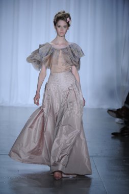 zac posen defilede model yürür
