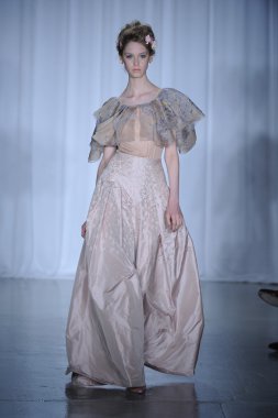 zac posen defilede model yürür