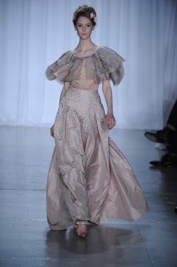 zac posen defilede model yürür