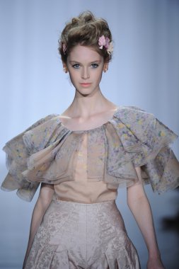 zac posen defilede model yürür