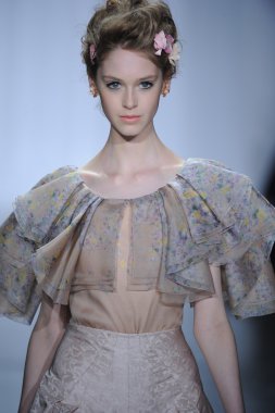 zac posen defilede model yürür