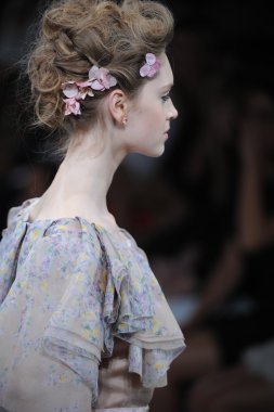 zac posen defilede model yürür