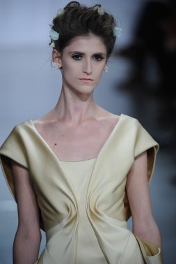 zac posen defilede model yürür