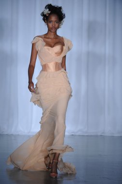 zac posen defilede model yürür