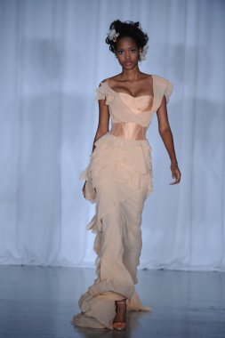 zac posen defilede model yürür