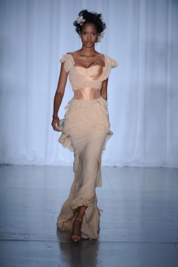 zac posen defilede model yürür