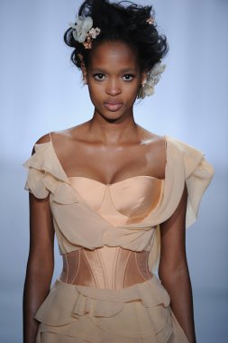 zac posen defilede model yürür