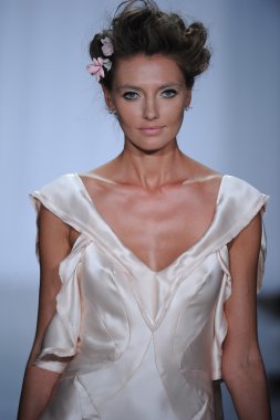 zac posen defilede model yürür