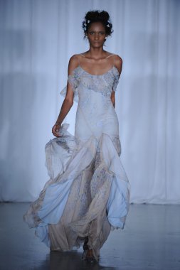 zac posen defilede model yürür