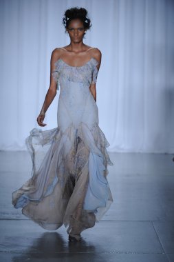 zac posen defilede model yürür