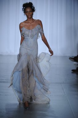 zac posen defilede model yürür