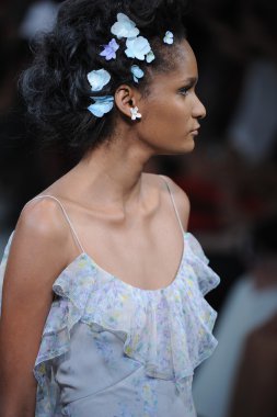 zac posen defilede model yürür