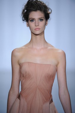 zac posen defilede model yürür