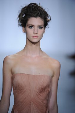 zac posen defilede model yürür