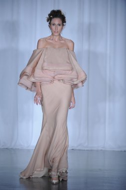 zac posen defilede model yürür