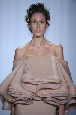 zac posen defilede model yürür