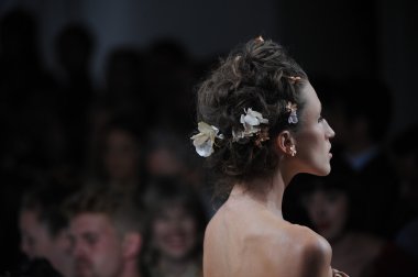 zac posen defilede model yürür