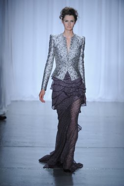 zac posen defilede model yürür