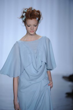 zac posen defilede model yürür