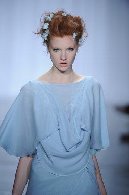 zac posen defilede model yürür