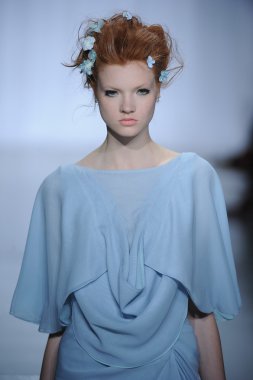 zac posen defilede model yürür