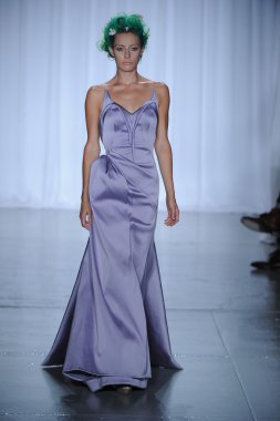 zac posen defilede model yürür