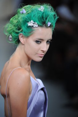 zac posen defilede model yürür