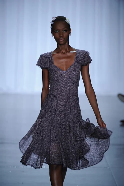 Model chodí na zac posen módní show — Stock fotografie