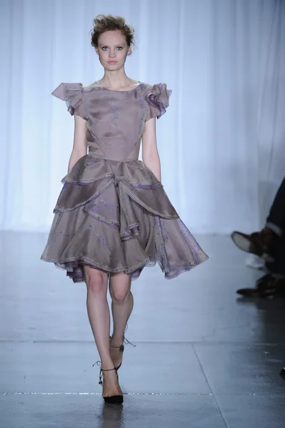 Modelo camina en el desfile de moda Zac Posen — Foto de Stock