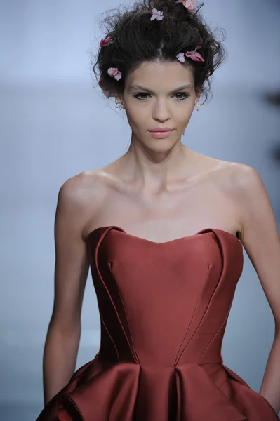 Modelo camina en el desfile de moda Zac Posen —  Fotos de Stock