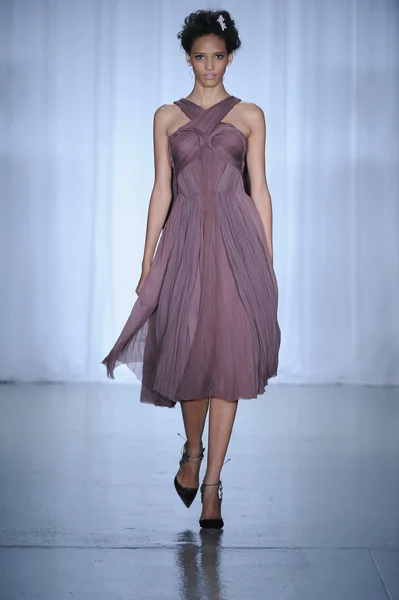 Modelo camina en el desfile de moda Zac Posen —  Fotos de Stock