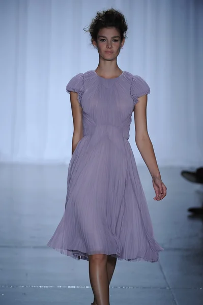 Modelo camina en el desfile de moda Zac Posen —  Fotos de Stock