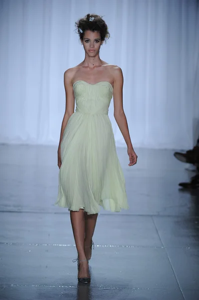 Model wandelingen op zac posen fashion show — Stockfoto