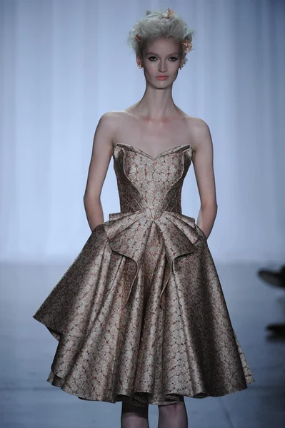 Promenades de mannequins au défilé Zac Posen — Photo