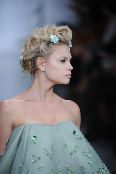 Model walks at Zac Posen fashion show — Stock Photo, Image