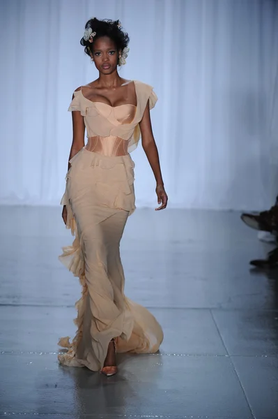 Model walks at Zac Posen fashion show — Stock Photo, Image