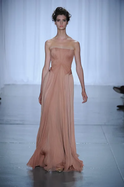 Promenades de mannequins au défilé Zac Posen — Photo