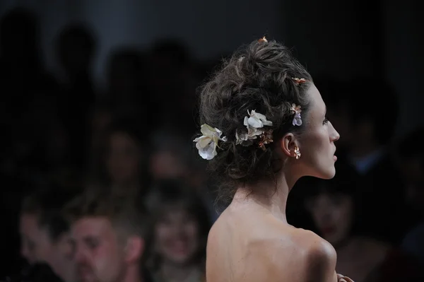 Model walks at Zac Posen fashion show — Stock Photo, Image