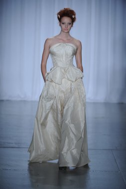 zac posen defilede model yürür